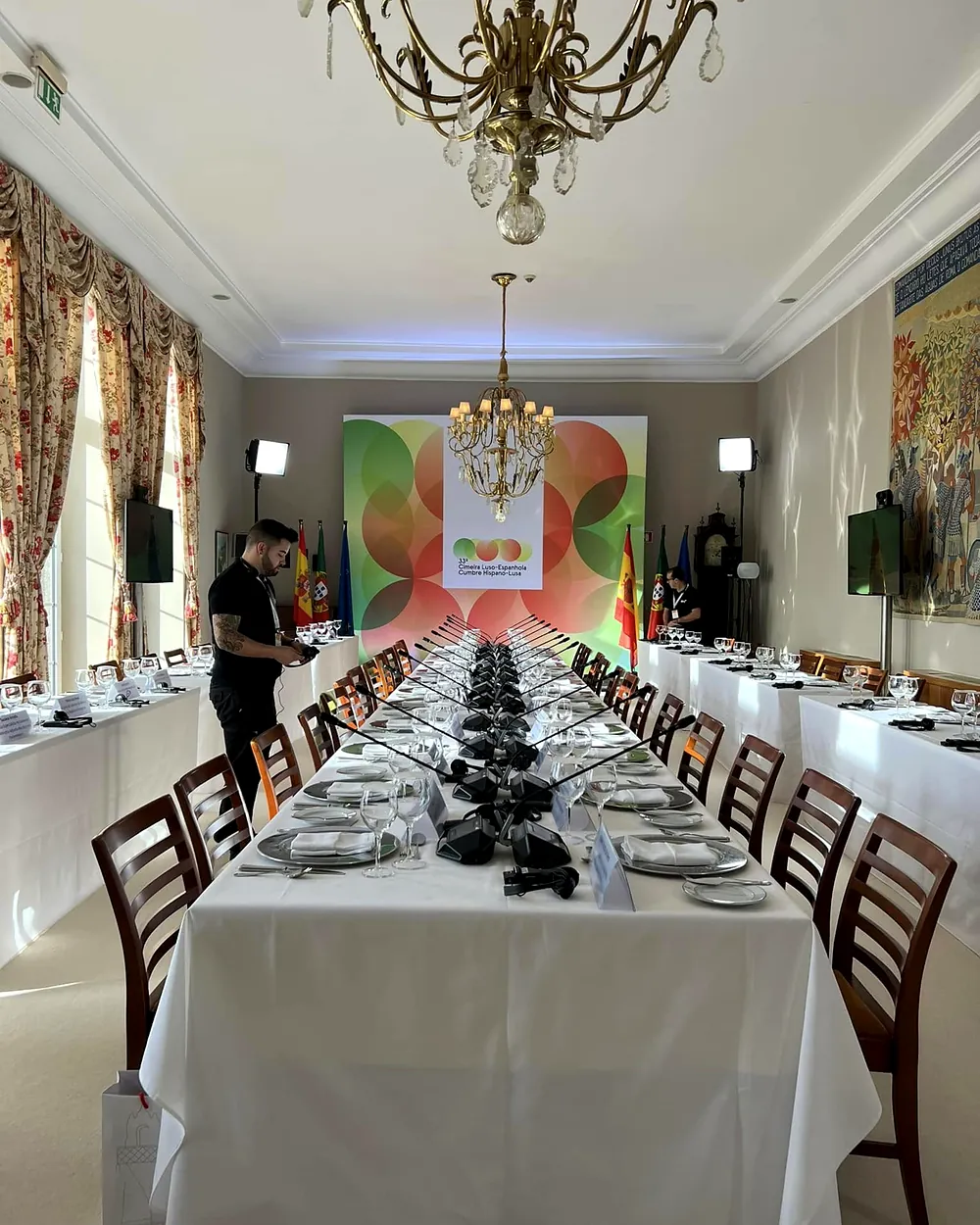 Mesa posta para um jantar oficial montado pela GOPEventos
