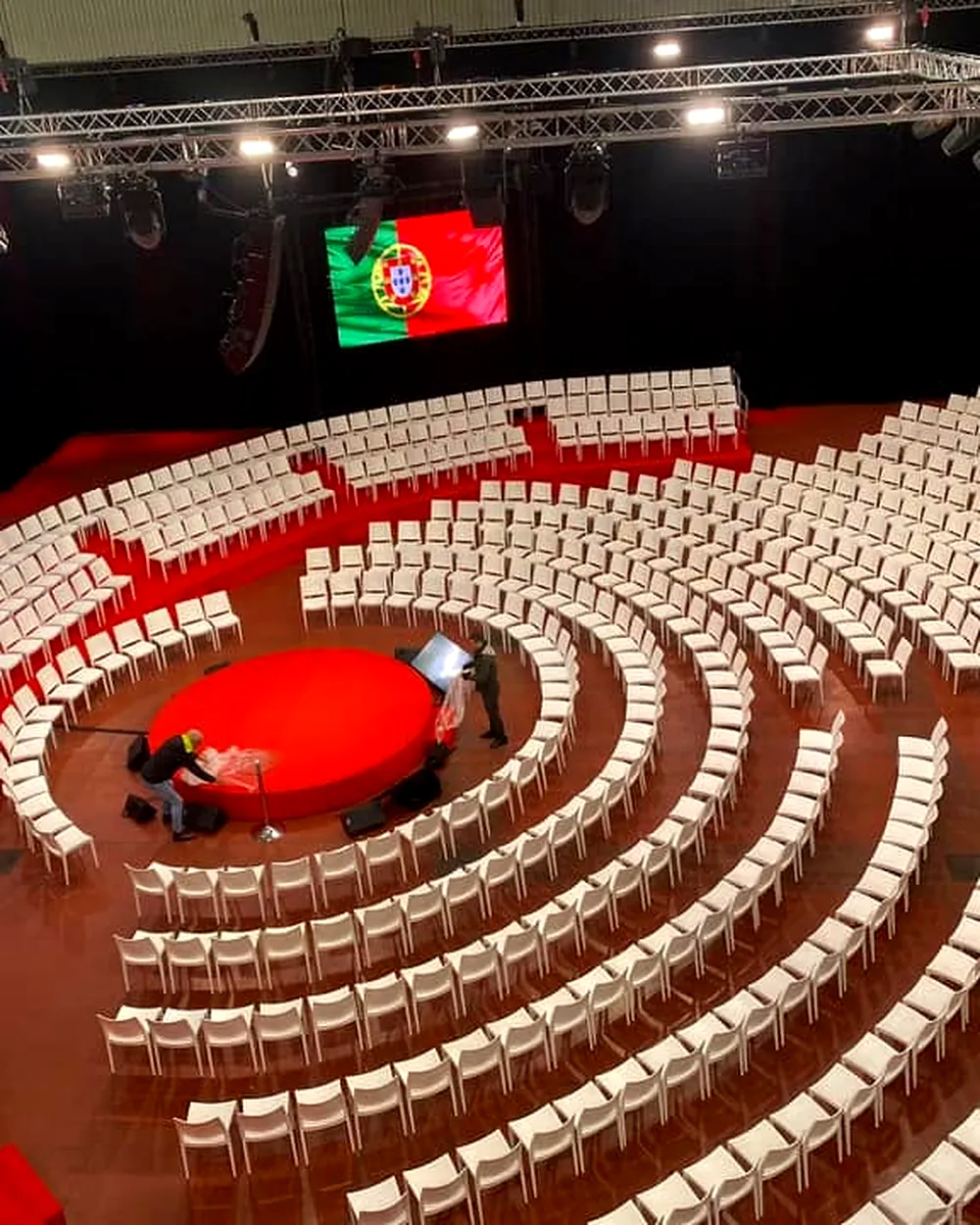Plateia e palco montados numa conferência produzida pela GOPEventos